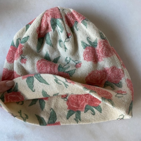 Rose patterned Beanie - Picture 2 of 2